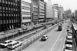 （平成元年）バス停設置工事中の千葉駅前大通り